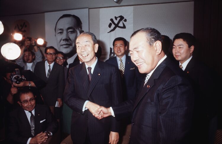 1972年の総裁選に先立ち握手する田中角栄と福田赳夫（時事通信フォト）