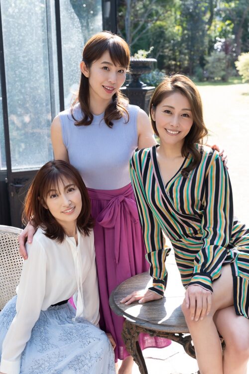 3人が初のトリオ撮影に挑んだデジタル写真集『ピラミッドLADIES 艶めきの金字塔』