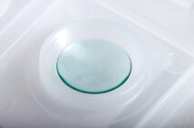 「就寝時装用コンタクトレンズ」はどんな仕組み?(写真はオサートのレンズ)