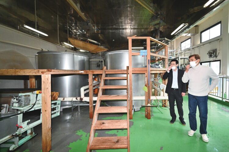 ここ(釜場)はステンレスだが、麹室などは「麹菌のために」との蔵人の主張で木製を多用
