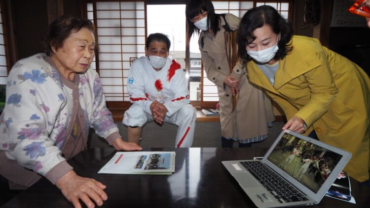 完走後、実家に立ち寄り録画をチェック。母の照子(89歳）さんの眼差しが優しい。右は妹の陽子さんと甥の嫁さん