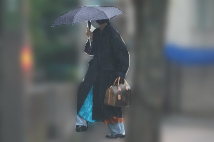 傘をさす姿も見られた（写真は2021年3月）