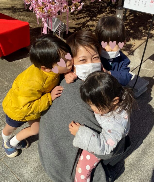 3児の母の大渕愛子さん。長男が小学校の入学式を迎え、準備に奔走した（写真／大渕さん提供）