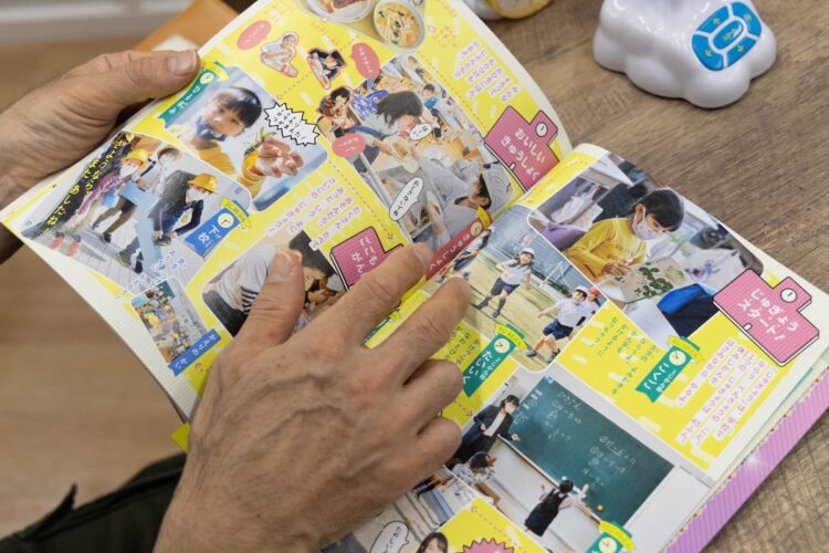 『小学一年生4月号』の誌面にはマスクをつけて学校生活を楽しむ子供の写真も