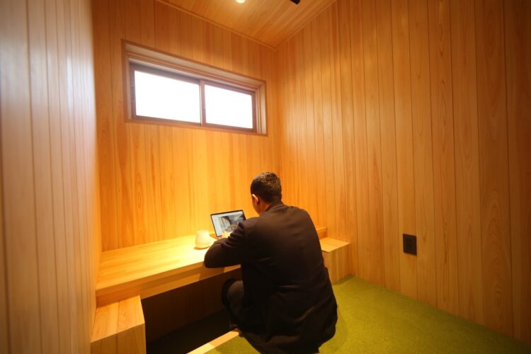 オフィスエリアには個室も用意。集中したいときやリモートでの打ち合わせなどで活用されている