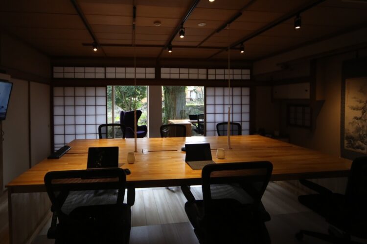 和多屋別荘内にイノベーションパートナーズが設置したサテライトオフィス。同社が独自に客室をオフィスとしてリノベーションした