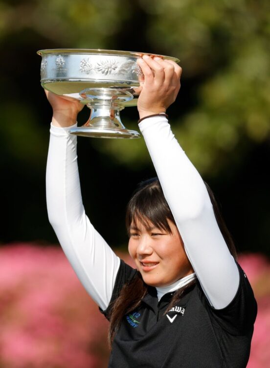 渋野が契約解消した青木コーチに指導を受ける梶谷が活躍中（時事）