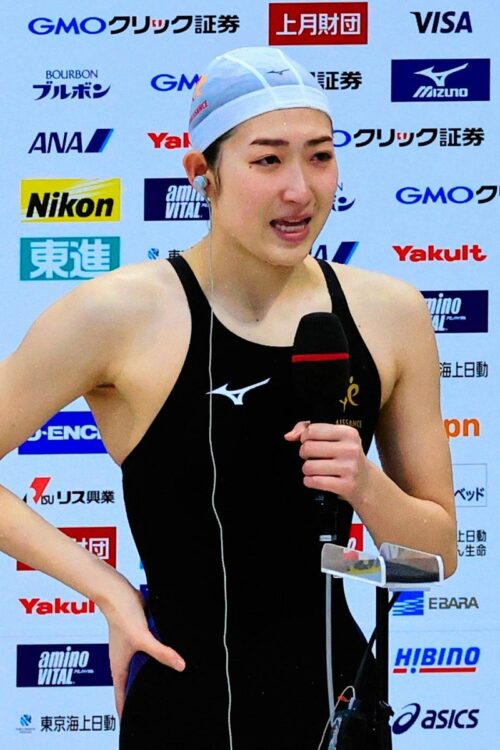 インタビューで涙ぐむ池江璃花子選手（写真／時事通信社）