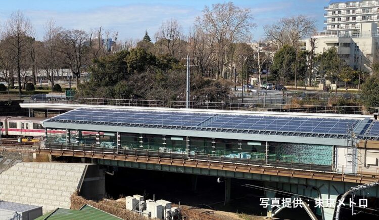 丸ノ内線の四ツ谷駅に設置された太陽光発電のパネル