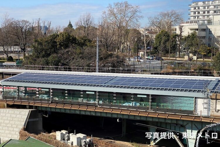 丸ノ内線の四ツ谷駅に設置された太陽光発電のパネル