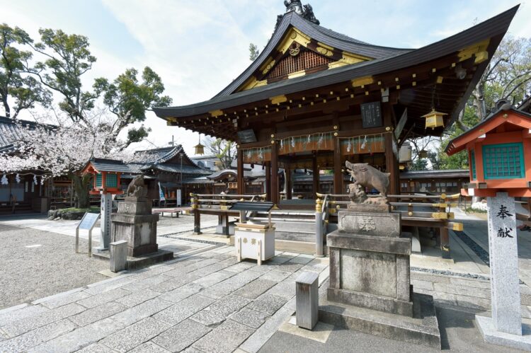 神社には約4000頭のいのしし像が