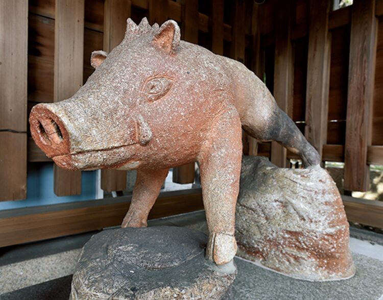 いのししで有名な足腰神社