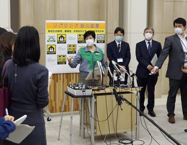 新型コロナウイルス感染症モニタリング会議後、取材に応じる東京都の小池百合子知事（時事通信フォト）
