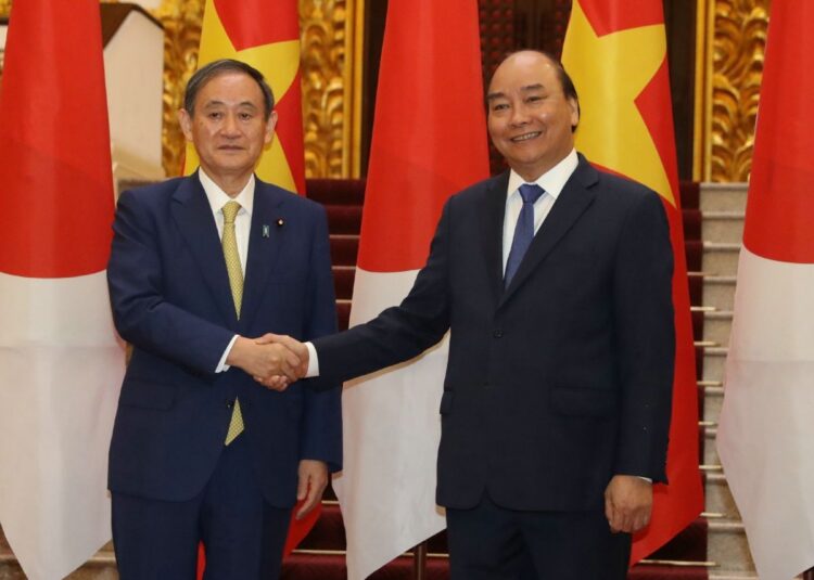 就任直後のベトナム訪問には深い意味があった（右はフック首相＝時事）