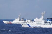 尖閣周辺では、すでに日中は一触即発(海上保安庁提供=時事)