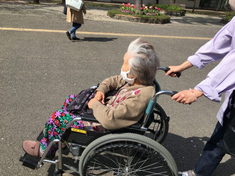 「周りに悪態をつけるうちはまだまだ大丈夫」と話すオバ記者。写真は彼女の母親（撮影／野原広子）