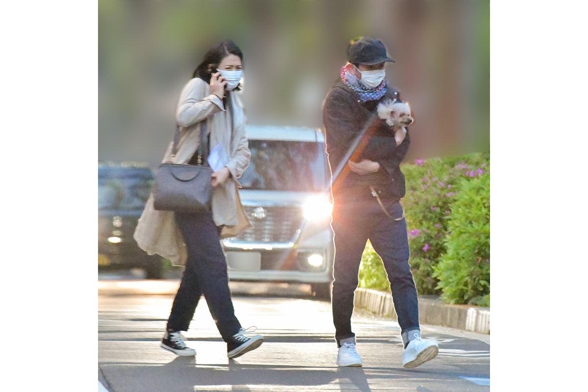 有吉弘行と夏目三久の初2ショット 愛犬を抱えてお散歩デート撮 Newsポストセブン 有吉弘行と夏目三久の初2ショット 愛犬を抱えてお散歩デート撮 Newsポストセブン