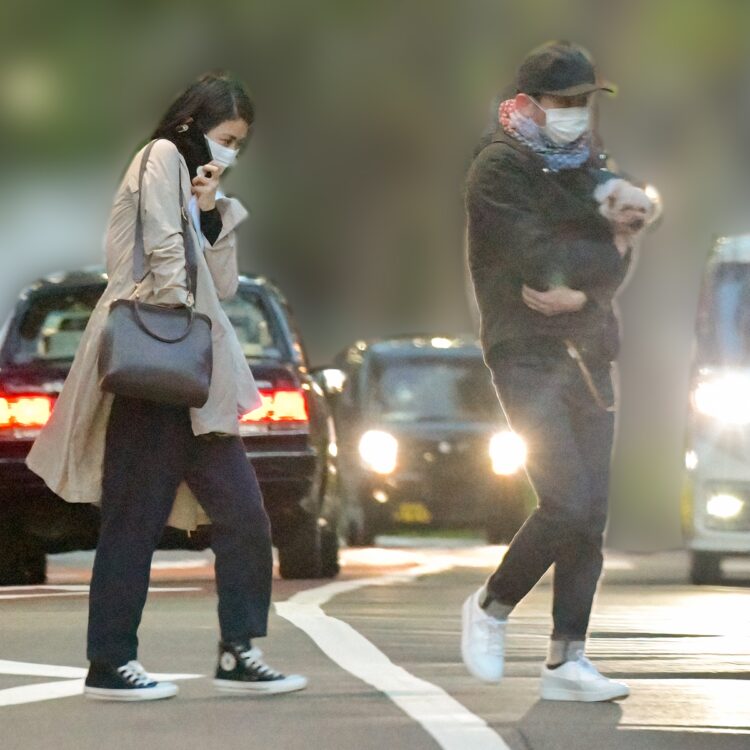 車行き交うなか、2人で