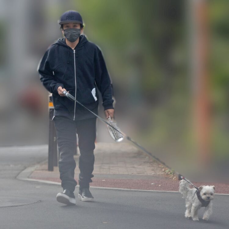 ライブ前に愛犬ロックくんと散歩するフミヤ