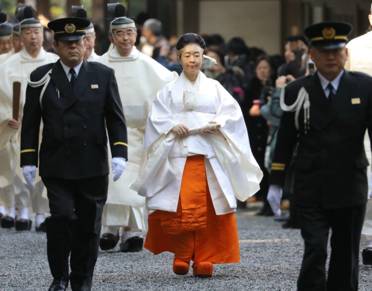 天皇陛下が収穫されたお米は、新嘗祭に供えられる。写真は伊勢神宮で祭主として新嘗祭に臨む黒田清子さん