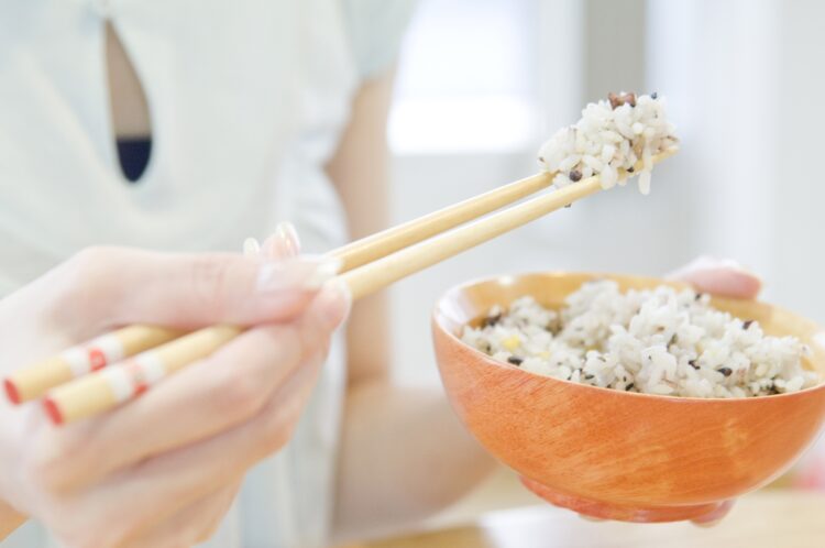 「マンナンヒカリ」は一般的な雑穀ご飯に混ぜてもおいしい（写真／GettyImages）