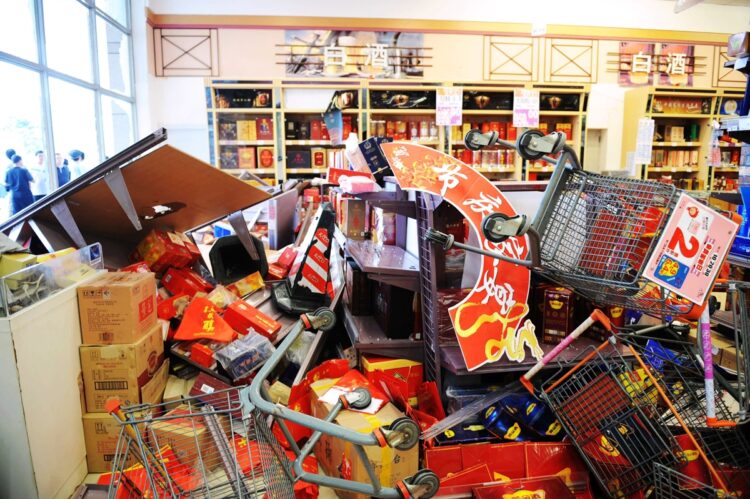 中国国民からの反発は恐ろしい…（2012年の反日デモで襲われたスーパーのジャスコ。写真／AFP＝時事）