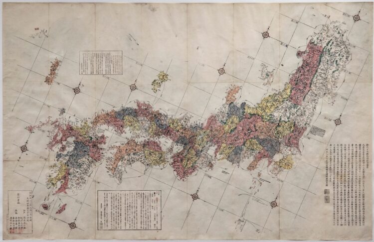 江戸時代に水戸藩にうまれた長久保赤水の「改正日本輿地路程全図」。庶民から絶大な人気を博した日本地図で、赤水の存命中に15回以上の改訂がなされた。没後も増版が続き、明治初期まで約1世紀のあいだロングセラーを誇った。幕府の「秘図」だった伊能忠敬の地図ではなく、この「赤水図」こそが、庶民にとって「日本全土」の共通像だった。赤水は農民の出身だったが、地図制作や学問の功績により武士待遇を与えられた