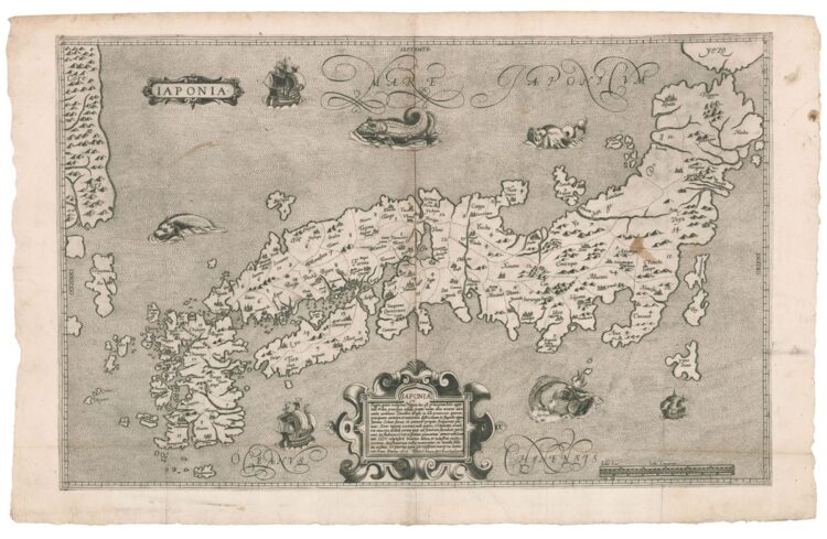 ポルトガルの地図制作者・モレイラが2年の滞在中に西日本を測量し、あとはキリシタン大名などから提供してもらった情報で制作。世界初の実態に近い日本図といえる。展示されているのはモレイラ図を基にした銅版画で、イエズス会の刊行物に差し込むための試し刷りとみられる。世界でこの1点しか見つかっていない。1617年、イタリアで刊行