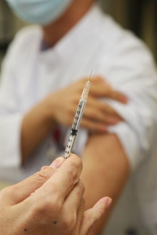 いまだにワクチンや治療法が確立していない感染症も（イメージ。時事通信フォト）
