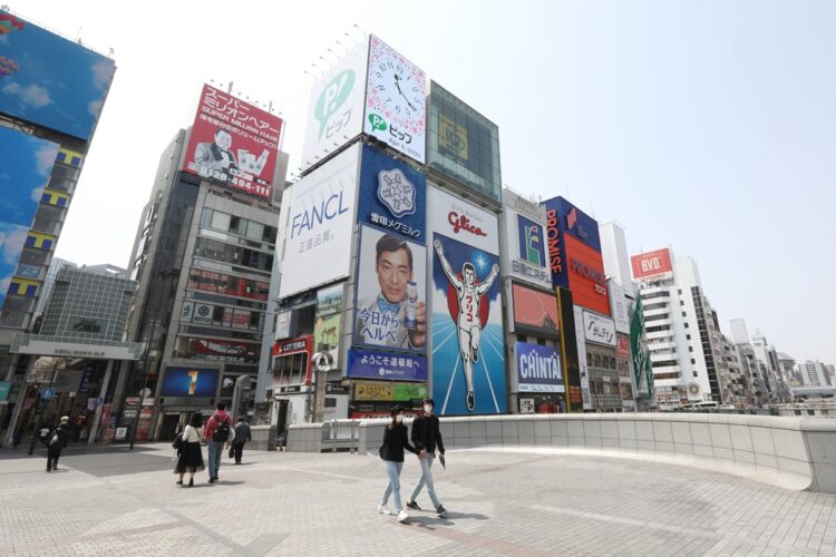 昨年4月、緊急事態宣言下の大阪・道頓堀にいつもの賑わいはなかった（時事通信フォト）