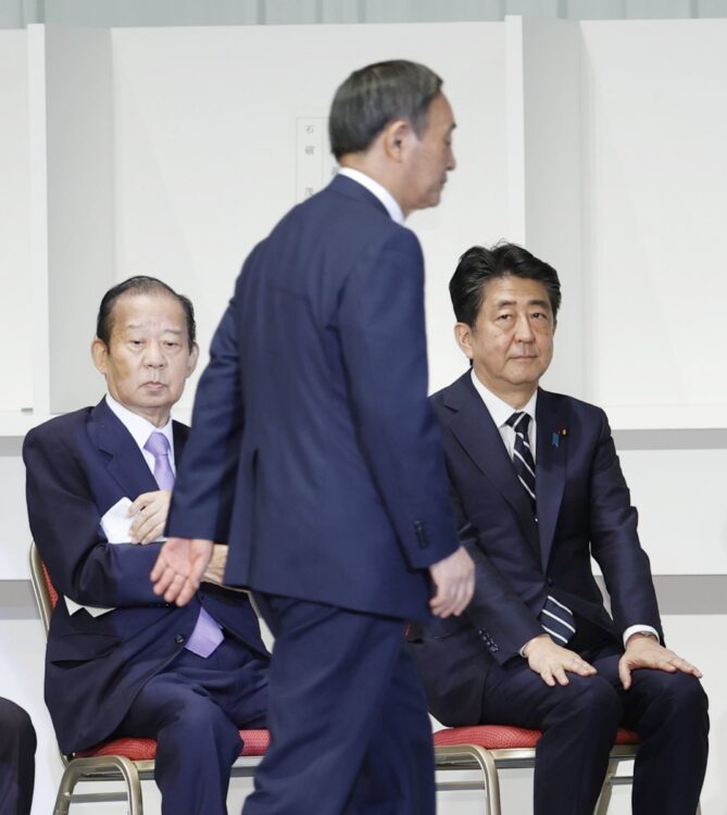 菅首相が去り、安倍前首相がちらり、二階幹事長はすまし顔（写真／共同通信社）