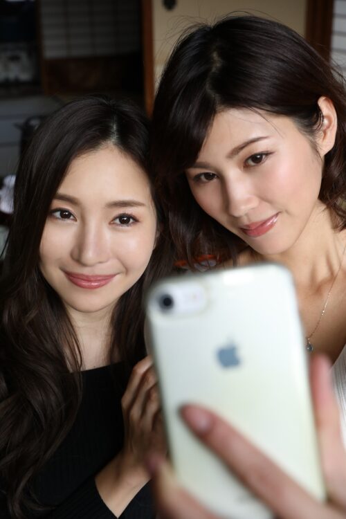 ふたりが競艶するデジタル写真集『神戸の女VS湘南の女 愛をちょうだい』は好評発売中