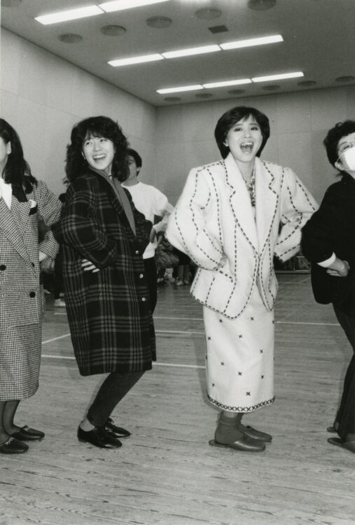 1984年、楽しげに紅白歌合戦のリハーサルをする2人（C）女性セブン