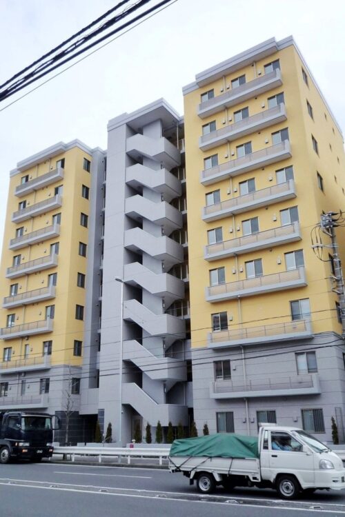 耐震偽装事件を受けて2009年に再建されたマンション（神奈川・川崎／時事通信フォト）