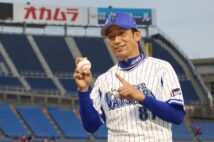 挽回の機会は十分残っている（監督初勝利時の三浦大輔監督。時事通信フォト）