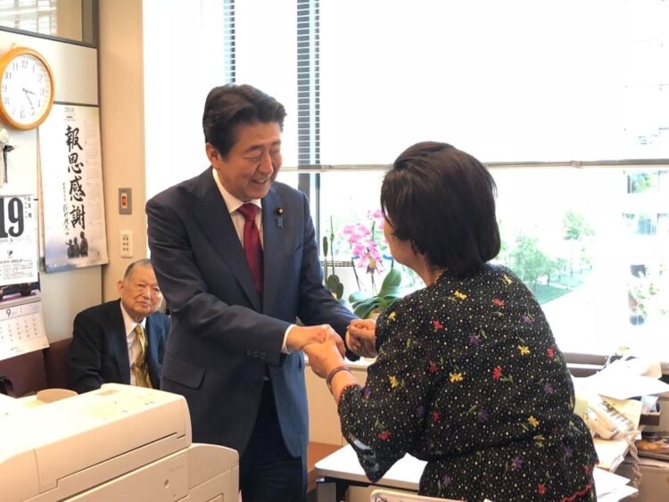 安倍前首相は総裁選出馬あいさつで中内氏を訪問（相澤氏提供）