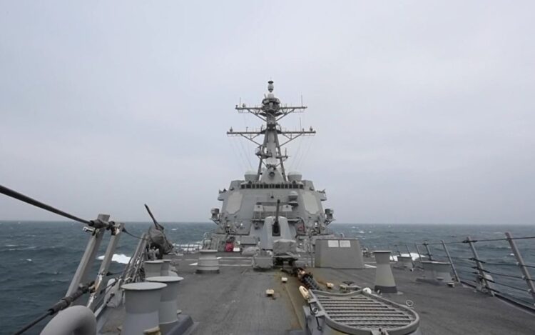 米軍は台湾海峡にイージス艦を派遣するなど挑発行動はしているが、本音はどうなのか（時事＝米海軍撮影映像）