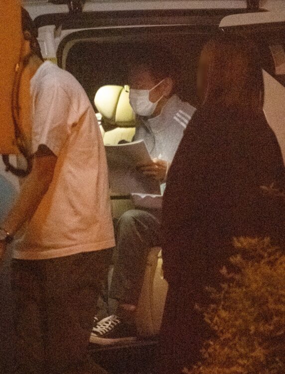 多くのスタッフに囲まれて仕事場から出てきた