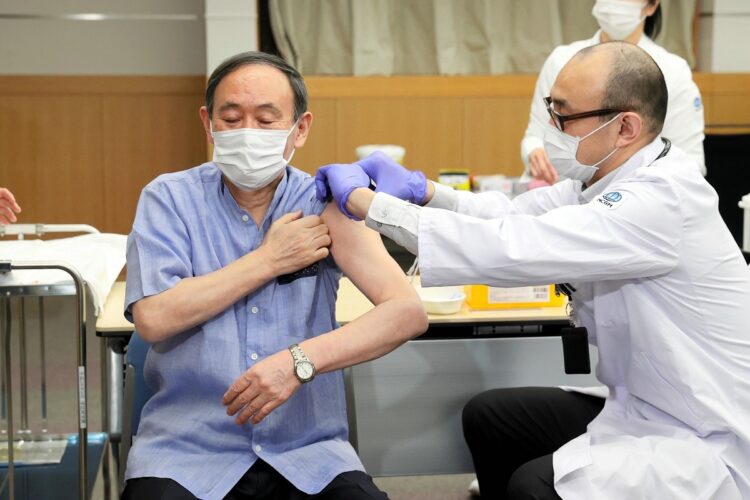 新型コロナウイルスのワクチン接種を受ける菅義偉首相（時事通信フォト）