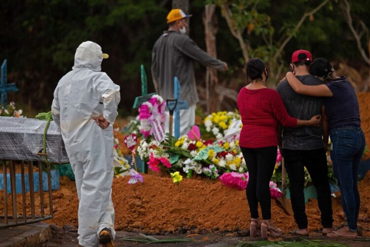 コロナ犠牲者を埋葬する親族（ブラジル・アマゾナス州マナウス／AFP＝時事通信フォト）