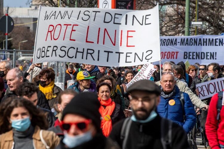 新型コロナ規制に抗議するドイツのデモ（ベルリン／AFP＝時事通信フォト）