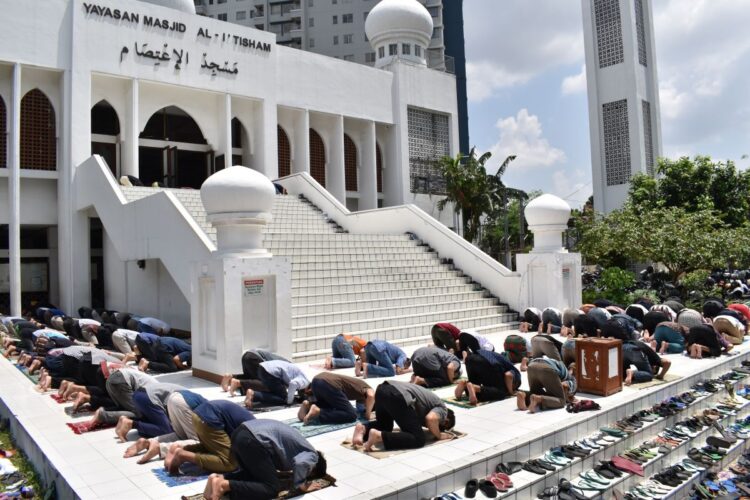インドネシアの首都ジャカルタで金曜礼拝に臨むイスラム教徒（時事通信フォト）