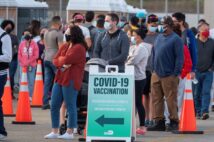 米南部フロリダ州マイアミでコロナワクチン接種のために並ぶ人々(EPA=時事通信フォト)