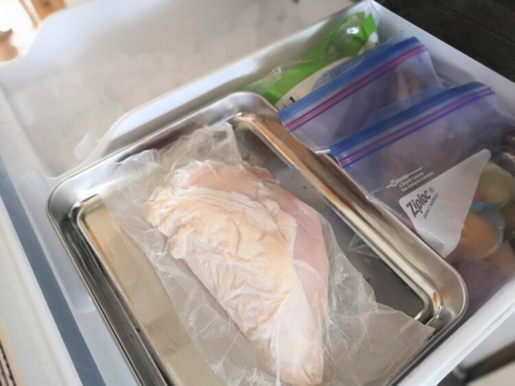 「冷凍する食品は平たくして熱伝導のよい調理用ステンレスバットなどで急速冷凍に。使用時は冷蔵庫に移し、ゆっくりと解凍しましょう」(aoさん。写真提供/aoさん)