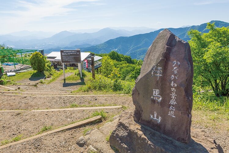 山頂の碑。白い馬のオブジェも有名