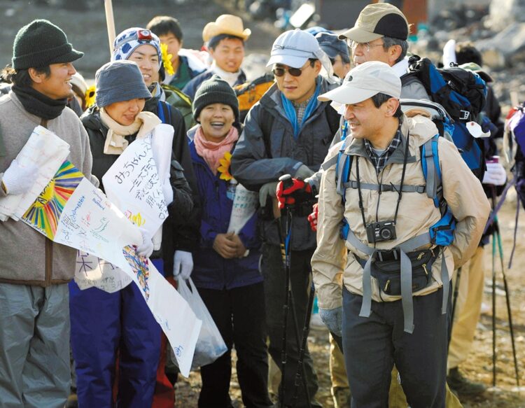 登山時には、たくさんの登山客とも気さくにお話しされる（2008年8月）