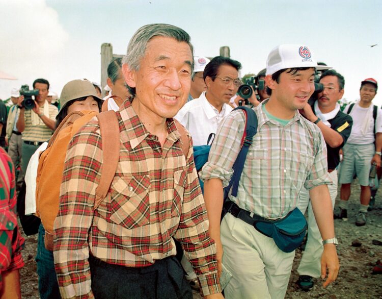 過去には上皇陛下や黒田清子さん（上皇陛下の右肩の後ろ）と一緒に、那須岳周辺の南月山で登山を楽しまれたことも（1992年8月）