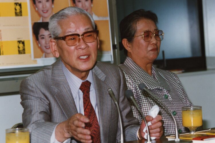 1993年、娘・松坂慶子への「遺言」の出版会見。父・英明さんと母・つね子さん