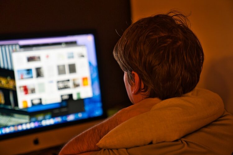 正社員が積み残した仕事が終わらない（イメージ）