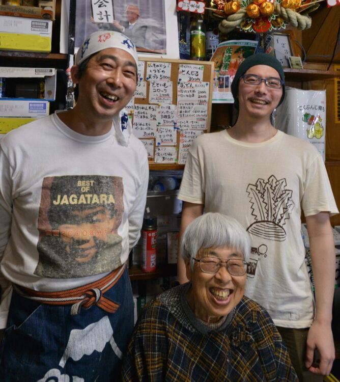 左から2代目店主の織田島高俊さん、母スミイさん、息子の和音さん